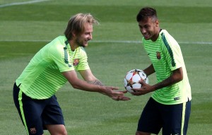 Barcelona's Neymar (R) jokes with his teammate Ivan Rakitic during their training session on the eve of their Champions League match against Apoel FC at Ciutat Esportiva Joan Gamper training grounds in Sant Joa Despi near Barcelona September 16, 2014. REUTERS/Gustau Nacarino  (SPAIN - Tags: SPORT SOCCER)