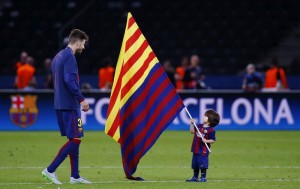 Football - FC Barcelona v Juventus - UEFA Champions League Final - Olympiastadion, Berlin, Germany - 6/6/15 Barcelona's Gerard Pique celebrates with his son after winning the UEFA Champions League Reuters / Kai Pfaffenbach