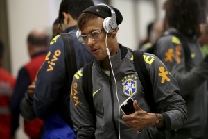 Brazil's soccer team player Neymar arrives at the airport in Temuco, June 12, 2015. Brazil will play the group C matches along with Peru, Colombia and Venezuela in the upcoming Copa America 2015 soccer tournament in Chile. REUTERS/Ueslei Marcelino