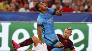 AS Roma's Radja Nainggolan (R) challenges Barcelona's Rafinha during their Champions League Group E stage match at the Olympic stadium in Rome, Italy , September 16, 2015.  REUTERS/Tony Gentile