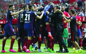 epa04905947 Atletico Madrid coach Diego Simeone (4-R) celebrates with his players after a goal against Sevilla FC during the Spanish Primera Division match between Sevilla and Atletico Madrid at the Sanchez Pijuan stadium in Seville, Spain, 30 August 2015.  EPA/PACO PUENTES