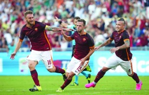 epa04905740 Roma's Miralem Pjanic (C) jubilates with his teammates Daniele De Rossi (L) and Miralem Pjanic (R) after scoring the goal during the Italian Serie A soccer match AS Roma vs Juventus FC at Olimpico stadium in Rome, Italy, 30 August 2015.  EPA/ALESSANDRO DI MEO