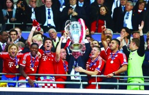 LONDON, ENGLAND - MAY 25:  Head Coach Jupp Heynckes of Bayern Muenchen lifts the trophy in celebration alongside his players after victory in the UEFA Champions League final match between Borussia Dortmund and FC Bayern Muenchen at Wembley Stadium on May 25, 2013 in London, United Kingdom.  (Photo by Alex Grimm/Getty Images)