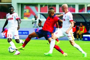 GFC Ajaccio's French forward Khalid Boutaid (C) vies with Monaco's Italian defender Andrea Raggi (R) during the French L1 football match between GFC Ajaccio and Monaco on September 13, 2015 at the Ange Casanova stadium in Ajaccio, on the French Mediterranean island of Corsica. AFP PHOTO / PASCAL POCHARD-CASABIANCA