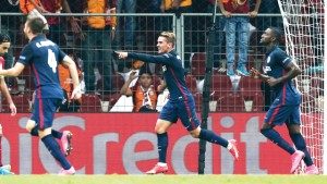 epa04932128 Atletico Madrid's Antoine Griezmann celebrates after scoring the 2-0 lead during the UEFA Champions League Group C soccer match between Galatasaray and Atletico Madrid, in Istanbul, Turkey, 15 September 2015.  EPA/SEDAT SUNA