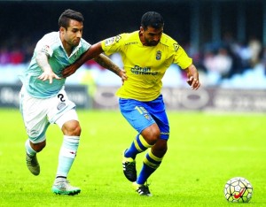 epa04928873 Celta de Vigo's Hugo Mayo vies for the ball with Culio, from UD Las Palmas FC, during the primera division liga match between Celta de Vigo and UD Las Palmas FC at the Balaidos stadium in Vigo, Spain, 13 September 2015.  EPA/SALVADOR SAS