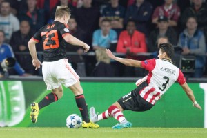 epa04932185 Eindhoven player Hector Moreno (R) fights for the ball with Manchester United's Luke Shaw during the UEFA Champions League match between PSV Eindhoven and Manchester United in Eindhoven, the Netherlands, 15 September 2015.  EPA/OLAF KRAAK