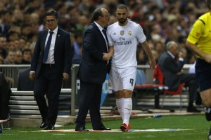 Real Madrid's Karim Benzema, right, is greeted by his head coach Rafa Benitez during a Spanish La Liga soccer match between Real Madrid and Atletico Madrid at the Vicente Calderon stadium in Madrid, Sunday, Oct. 4, 2015.  Benzema  scored once and the match ended in a 1-1 draw. (AP Photo/Francisco Seco)