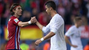 MADRID, SPAIN - OCTOBER 04:  Cristiano Ronaldo (L) of Real Madrid CF shakes hands with Filipe Luis (L) of Atletico de Madrid as he leaves the pitch  after the La Liga match between Club Atletico de Madrid and Real Madrid CF at Vicente Calderon Stadium on October 4, 2015 in Madrid, Spain.  (Photo by Gonzalo Arroyo Moreno/Getty Images)